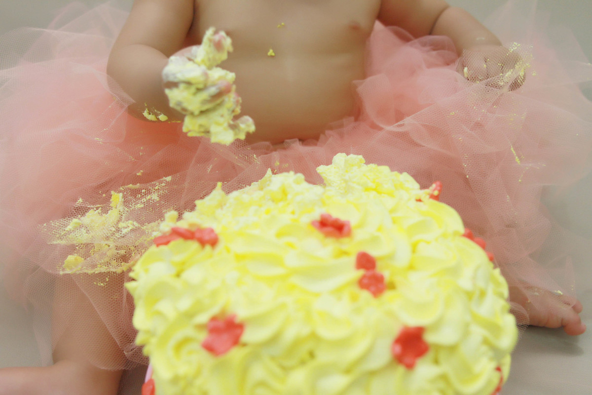 SMASH THE CAKE ENSAIO INFANTIL FOTOGRAFIA BEBÊ AMASSANDO O BOLO POLY WERNECK BRASÍLIA GAMA DF DISTRITO FEDERAL ENSAIO COM BOLO INFANTIL CRIANÇA BEBE MENINA PRINCESA ESTÚDIO FOTOGRAFICO