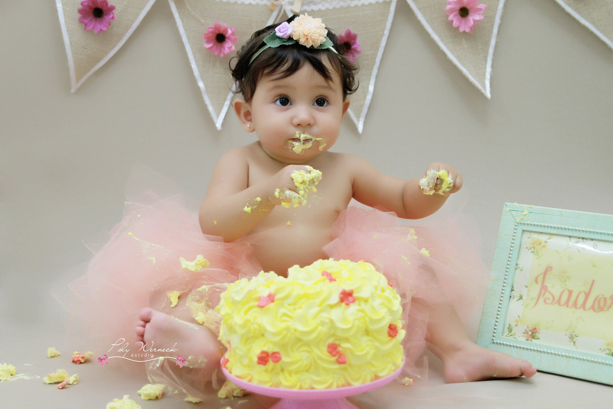 SMASH THE CAKE ENSAIO INFANTIL FOTOGRAFIA BEBÊ AMASSANDO O BOLO POLY WERNECK BRASÍLIA GAMA DF DISTRITO FEDERAL ENSAIO COM BOLO INFANTIL CRIANÇA BEBE MENINA PRINCESA ESTÚDIO FOTOGRAFICO