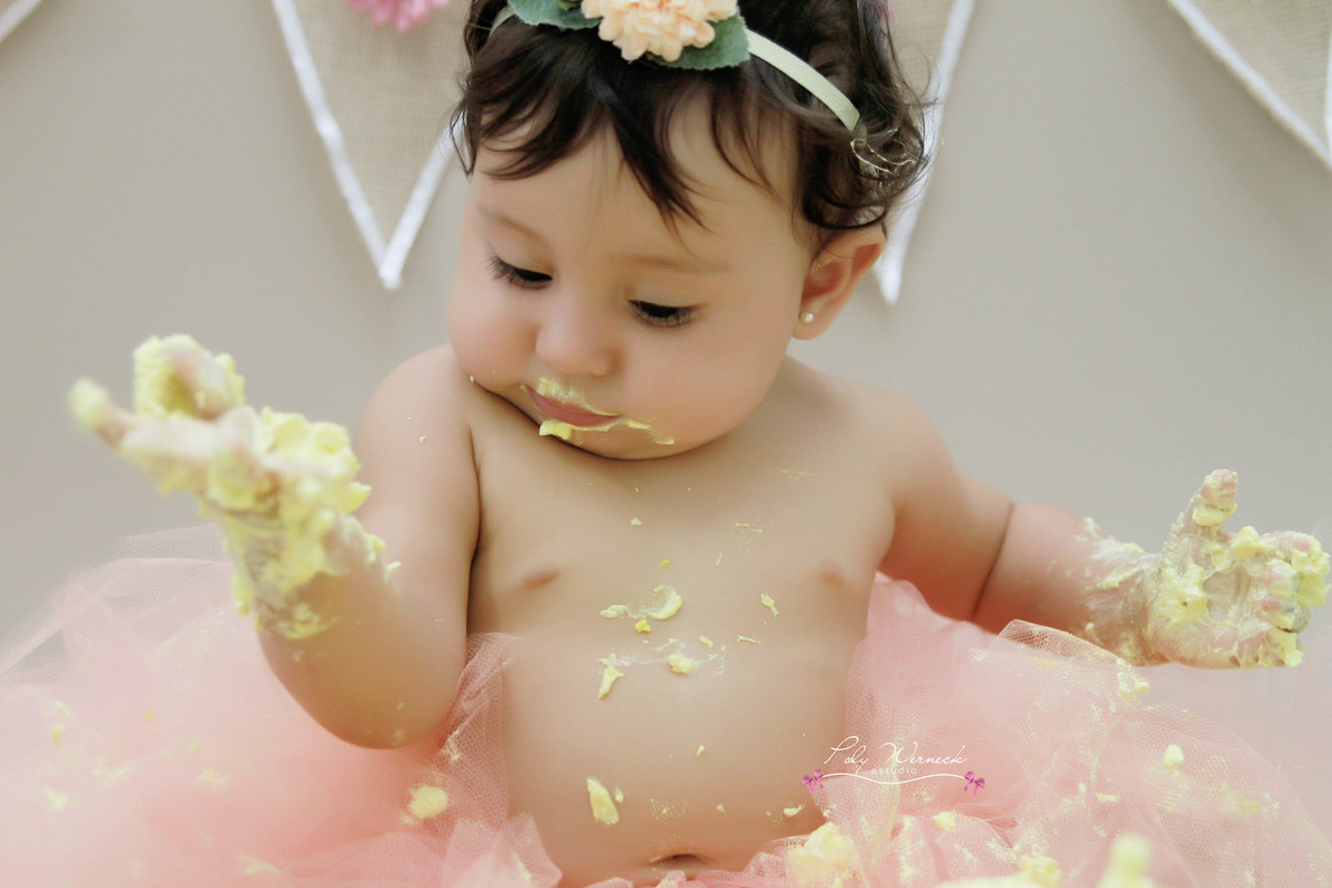 SMASH THE CAKE ENSAIO INFANTIL FOTOGRAFIA BEBÊ AMASSANDO O BOLO POLY WERNECK BRASÍLIA GAMA DF DISTRITO FEDERAL ENSAIO COM BOLO INFANTIL CRIANÇA BEBE MENINA PRINCESA ESTÚDIO FOTOGRAFICO