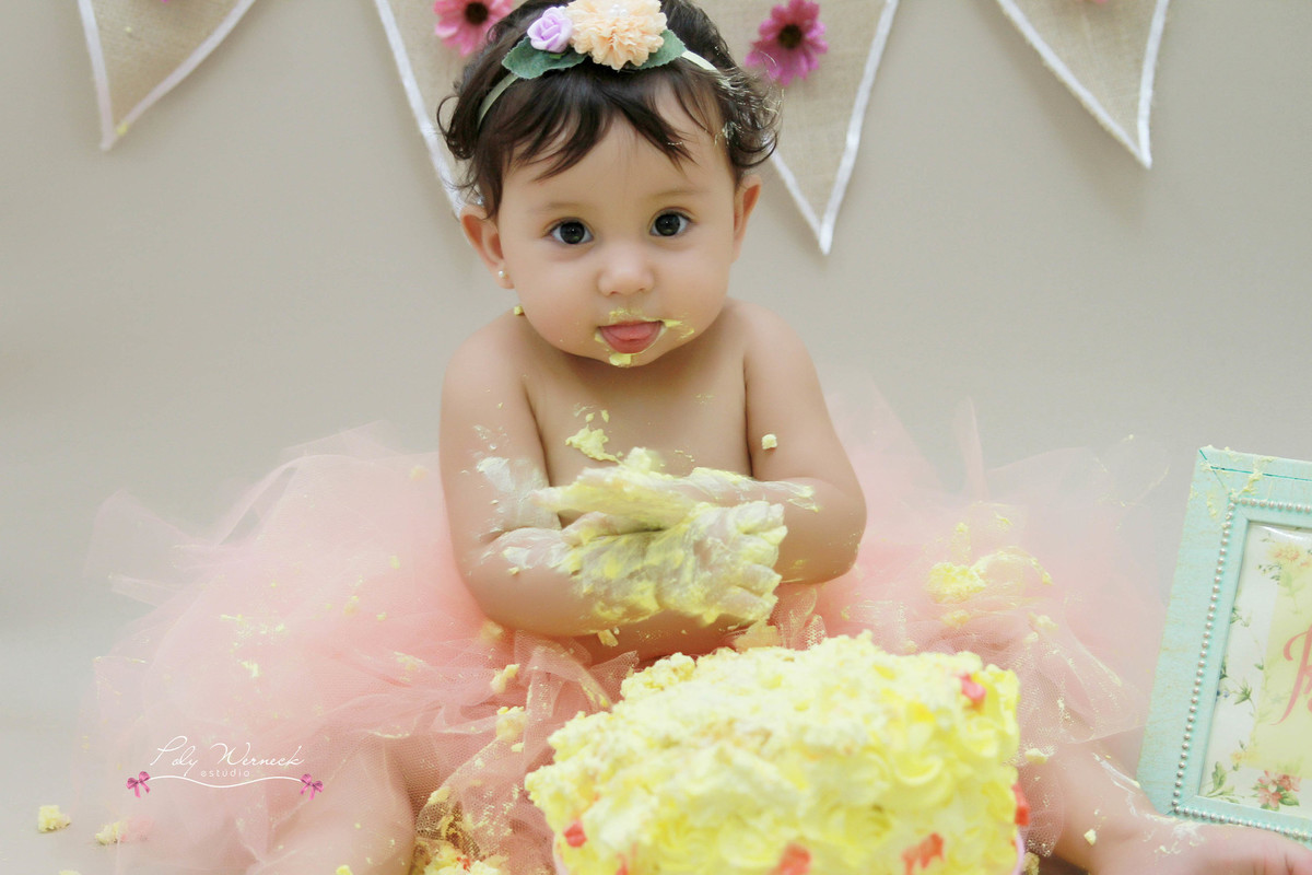 SMASH THE CAKE ENSAIO INFANTIL FOTOGRAFIA BEBÊ AMASSANDO O BOLO POLY WERNECK BRASÍLIA GAMA DF DISTRITO FEDERAL ENSAIO COM BOLO INFANTIL CRIANÇA BEBE MENINA PRINCESA ESTÚDIO FOTOGRAFICO