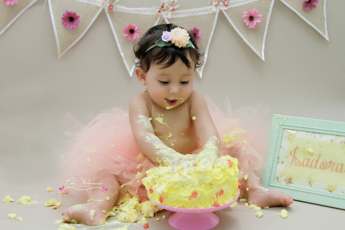 SMASH THE CAKE ENSAIO INFANTIL FOTOGRAFIA BEBÊ AMASSANDO O BOLO POLY WERNECK BRASÍLIA GAMA DF DISTRITO FEDERAL ENSAIO COM BOLO INFANTIL CRIANÇA BEBE MENINA PRINCESA ESTÚDIO FOTOGRAFICO