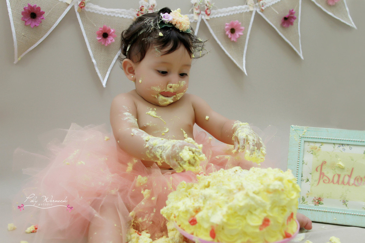 SMASH THE CAKE ENSAIO INFANTIL FOTOGRAFIA BEBÊ AMASSANDO O BOLO POLY WERNECK BRASÍLIA GAMA DF DISTRITO FEDERAL ENSAIO COM BOLO INFANTIL CRIANÇA BEBE MENINA PRINCESA ESTÚDIO FOTOGRAFICO