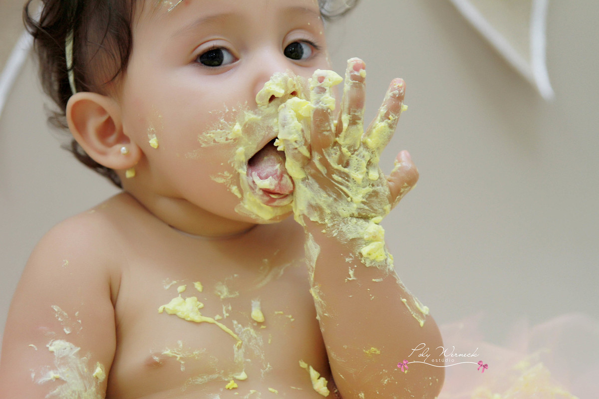 SMASH THE CAKE ENSAIO INFANTIL FOTOGRAFIA BEBÊ AMASSANDO O BOLO POLY WERNECK BRASÍLIA GAMA DF DISTRITO FEDERAL ENSAIO COM BOLO INFANTIL CRIANÇA BEBE MENINA PRINCESA ESTÚDIO FOTOGRAFICO