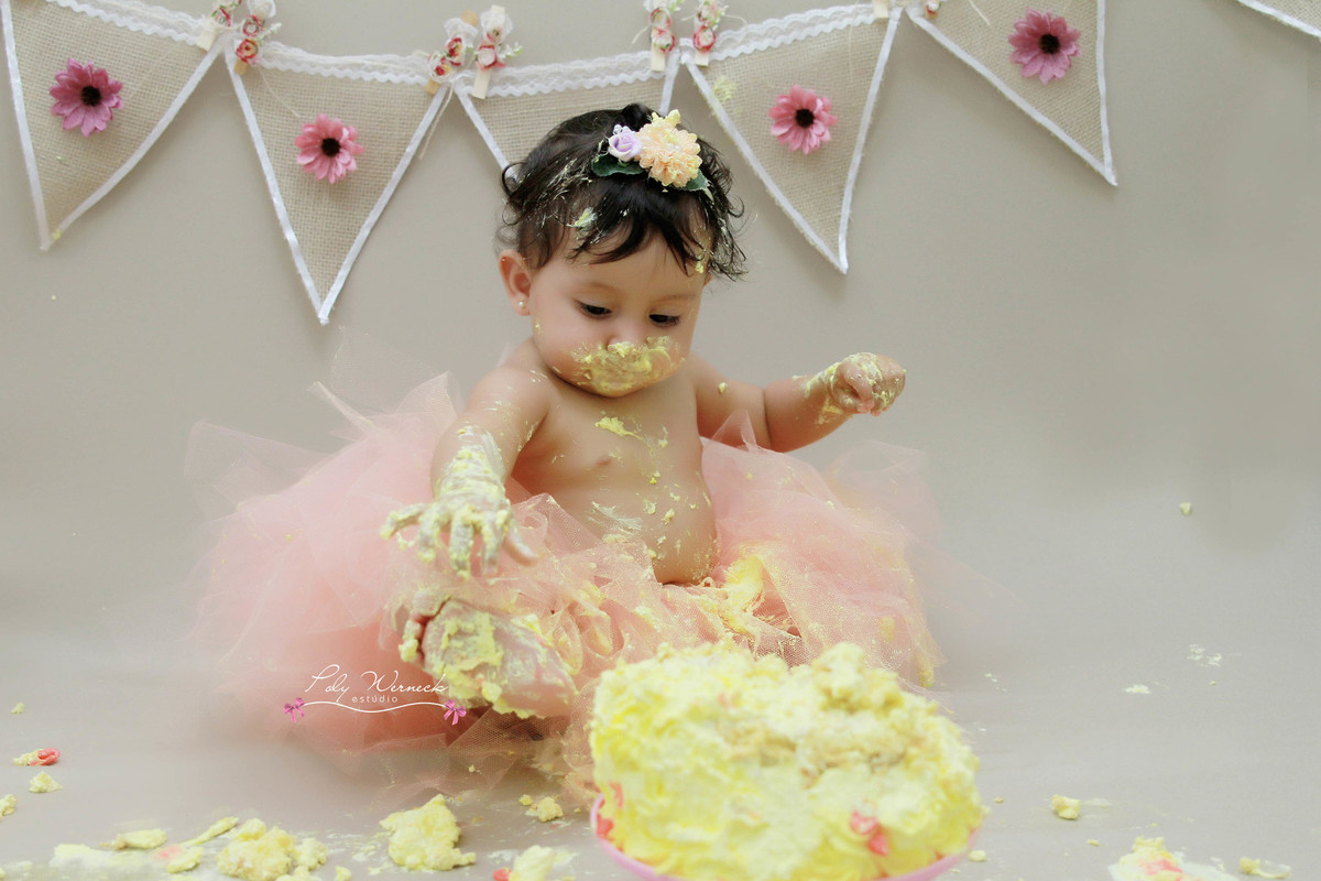 SMASH THE CAKE ENSAIO INFANTIL FOTOGRAFIA BEBÊ AMASSANDO O BOLO POLY WERNECK BRASÍLIA GAMA DF DISTRITO FEDERAL ENSAIO COM BOLO INFANTIL CRIANÇA BEBE MENINA PRINCESA ESTÚDIO FOTOGRAFICO