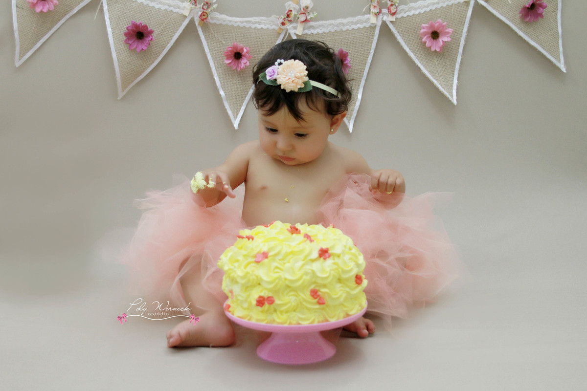 SMASH THE CAKE ENSAIO INFANTIL FOTOGRAFIA BEBÊ AMASSANDO O BOLO POLY WERNECK BRASÍLIA GAMA DF DISTRITO FEDERAL ENSAIO COM BOLO INFANTIL CRIANÇA BEBE MENINA PRINCESA ESTÚDIO FOTOGRAFICO