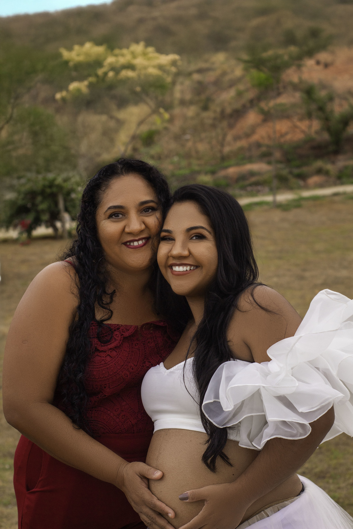 Mae e filha, uma flor desabrochando, irradiando a beleza da maternidade em cada detalhe.