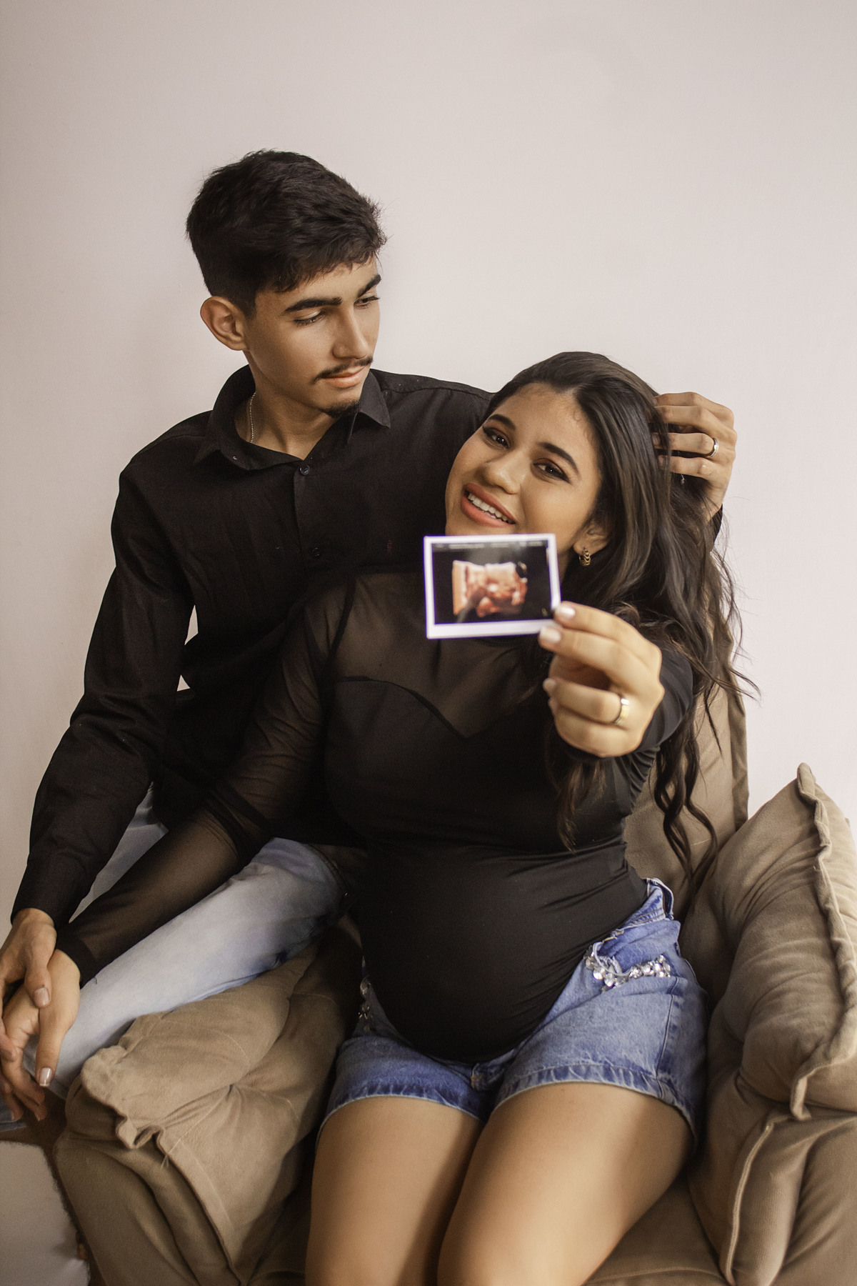 O amor de Fernanda e seu esposo, um porto seguro onde a vida se prepara para zarpar.