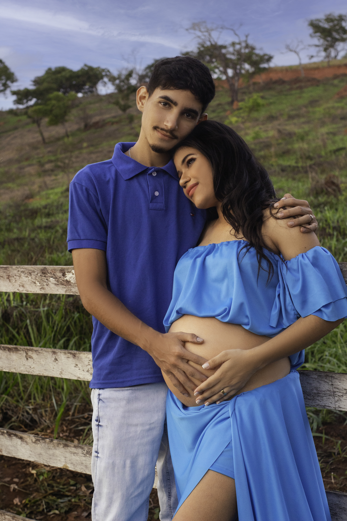 O carinho entre Fernanda e seu esposo, um abraço que protege e acalma, um amor que transcende.