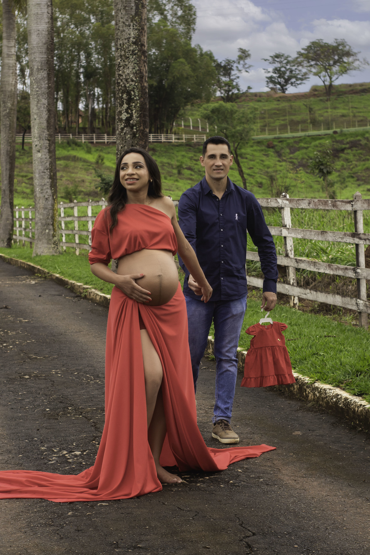 O vestido vermelho, um símbolo de elegância e feminilidade, realçando a beleza de Cris.
