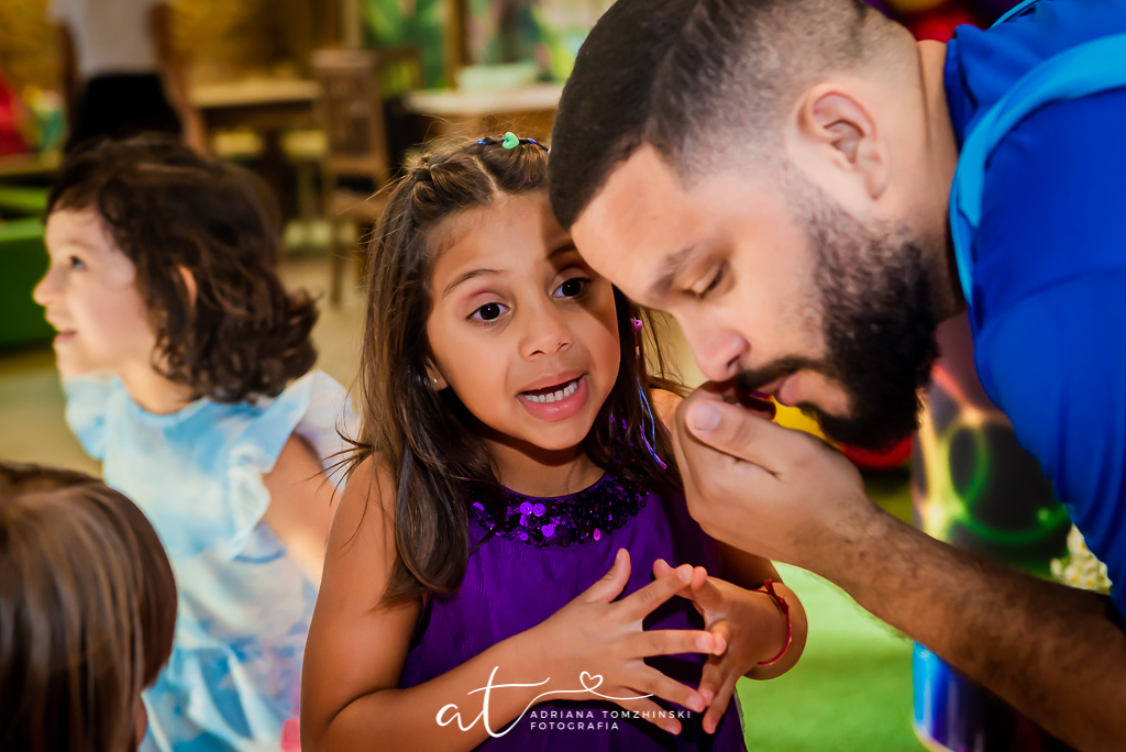 fotografia-festa-infantil-rj, tema-neon, fotografia-de-familia, adriana-tomzhinski-fotografia, foto-aniversario-infantil, fotografo-aniversario-infantil, casa de festas-espaco-eco-botafogo