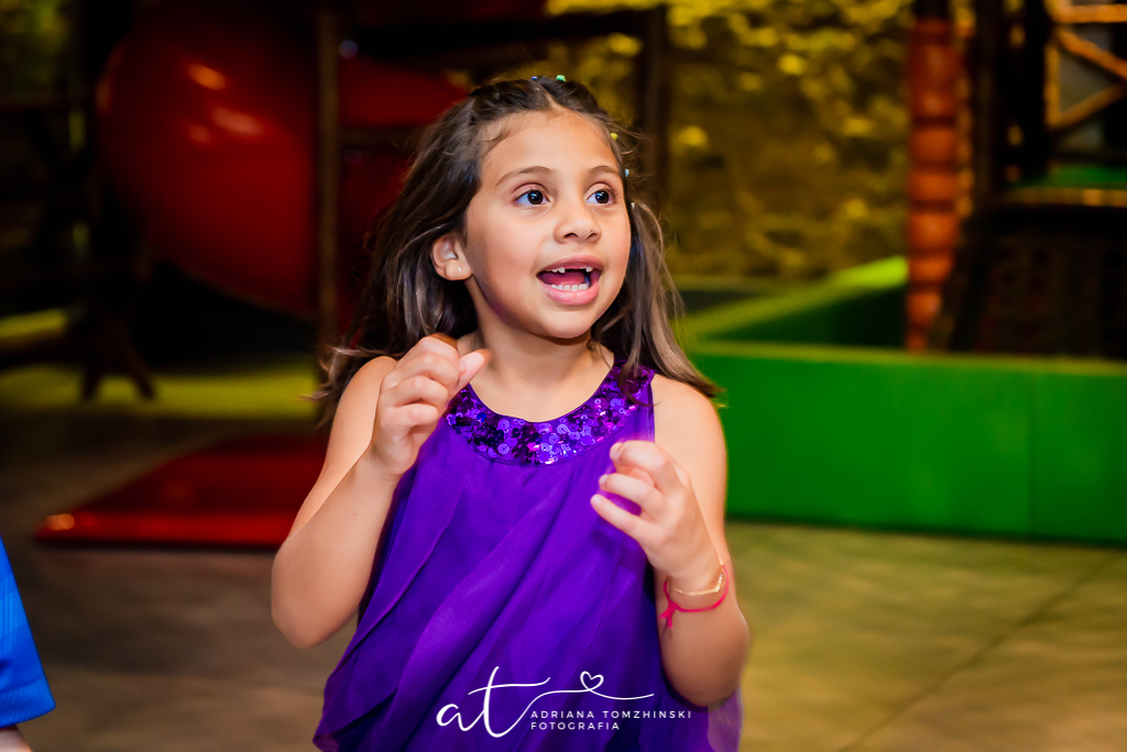 fotografia-festa-infantil-rj, tema-neon, fotografia-de-familia, adriana-tomzhinski-fotografia, foto-aniversario-infantil, fotografo-aniversario-infantil, casa de festas-espaco-eco-botafogo