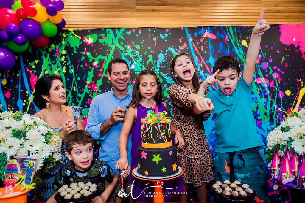 fotografia-festa-infantil-rj, tema-neon, fotografia-de-familia, adriana-tomzhinski-fotografia, foto-aniversario-infantil, fotografo-aniversario-infantil, casa de festas-espaco-eco-botafogo