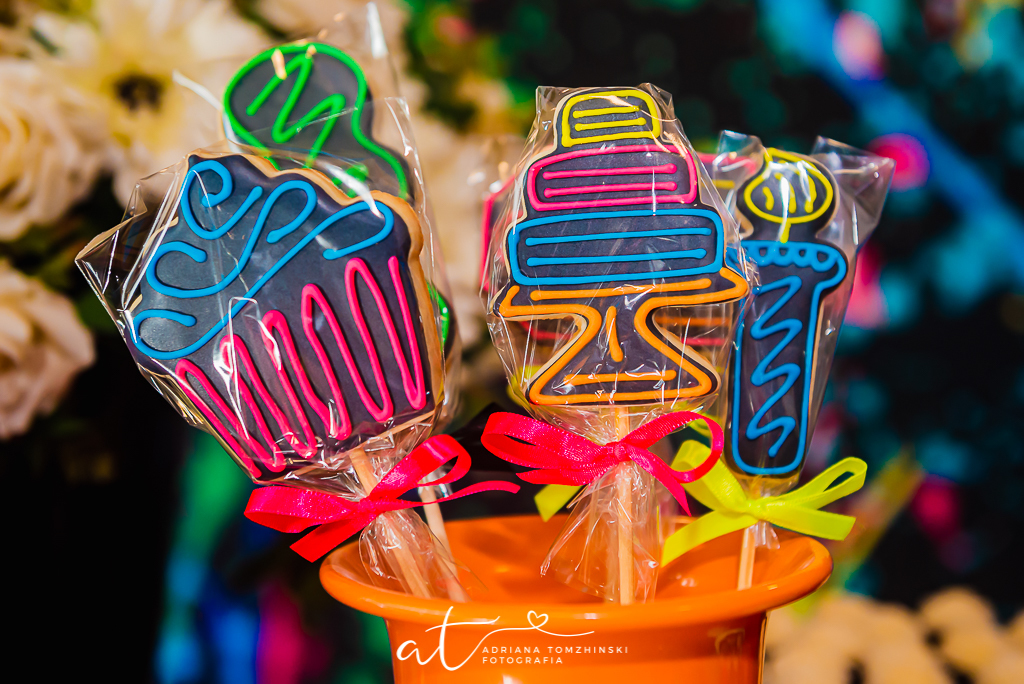 fotografia-festa-infantil-rj, tema-neon, fotografia-de-familia, adriana-tomzhinski-fotografia, foto-aniversario-infantil, fotografo-aniversario-infantil, casa de festas-espaco-eco-botafogo