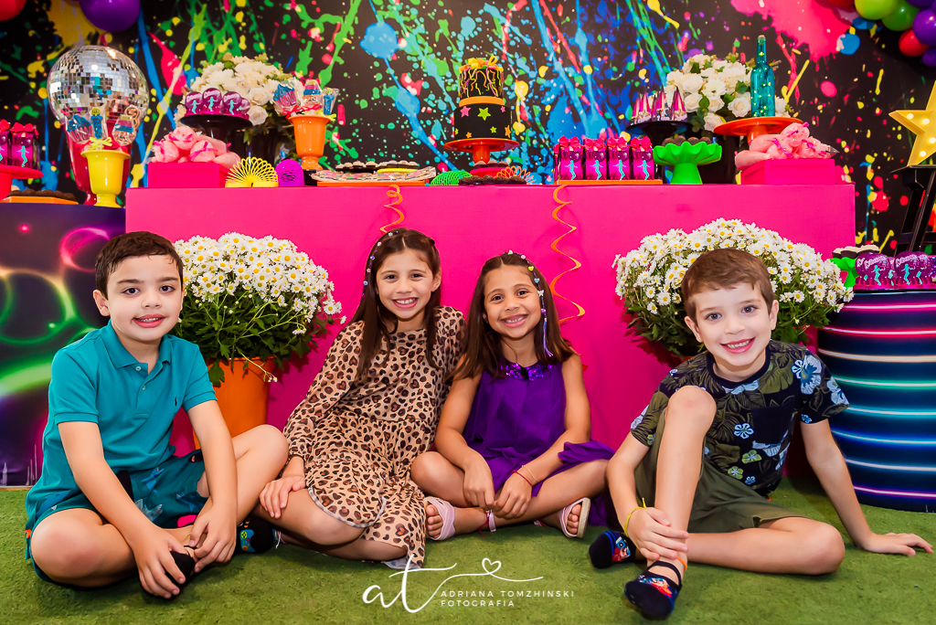 fotografia-festa-infantil-rj, tema-neon, fotografia-de-familia, adriana-tomzhinski-fotografia, foto-aniversario-infantil, fotografo-aniversario-infantil, casa de festas-espaco-eco-botafogo