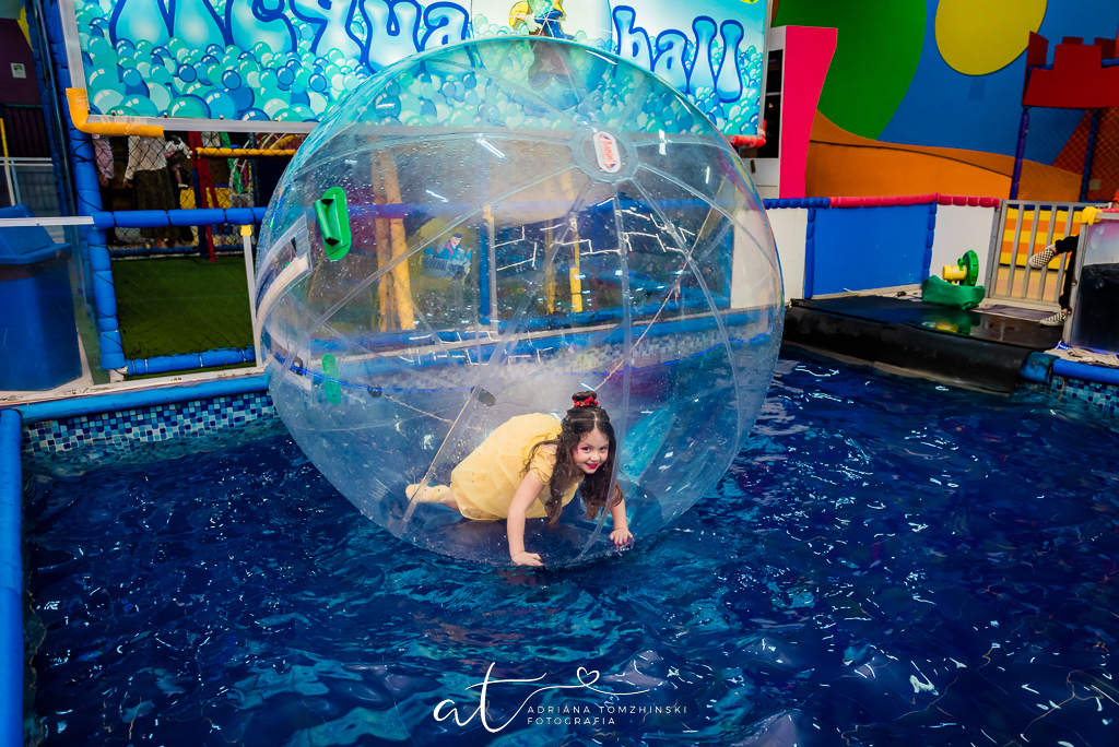 fotografia-festa-infantil-rj, tema-bela-e-a-fera, fotografia-de-familia, adriana-tomzhinski-fotografia, foto-aniversario-infantil, fotografo-aniversario-infantil, casa-de-festas-castelo-da-magia