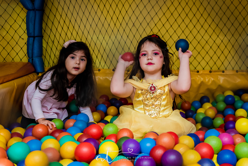 fotografia-festa-infantil-rj, tema-bela-e-a-fera, fotografia-de-familia, adriana-tomzhinski-fotografia, foto-aniversario-infantil, fotografo-aniversario-infantil, casa-de-festas-castelo-da-magia