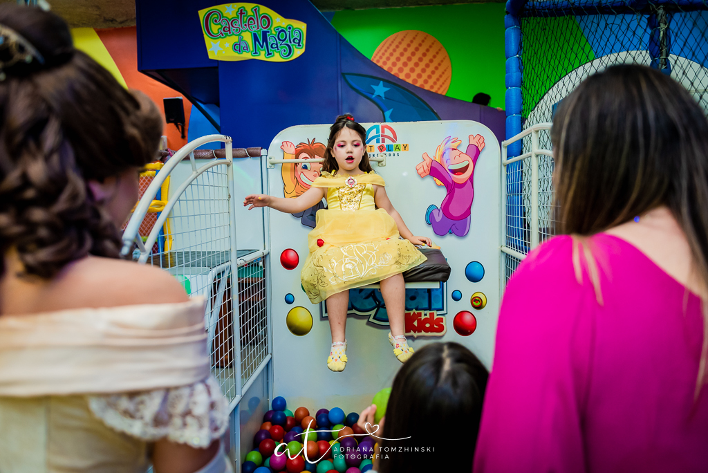 fotografia-festa-infantil-rj, tema-bela-e-a-fera, fotografia-de-familia, adriana-tomzhinski-fotografia, foto-aniversario-infantil, fotografo-aniversario-infantil, casa-de-festas-castelo-da-magia