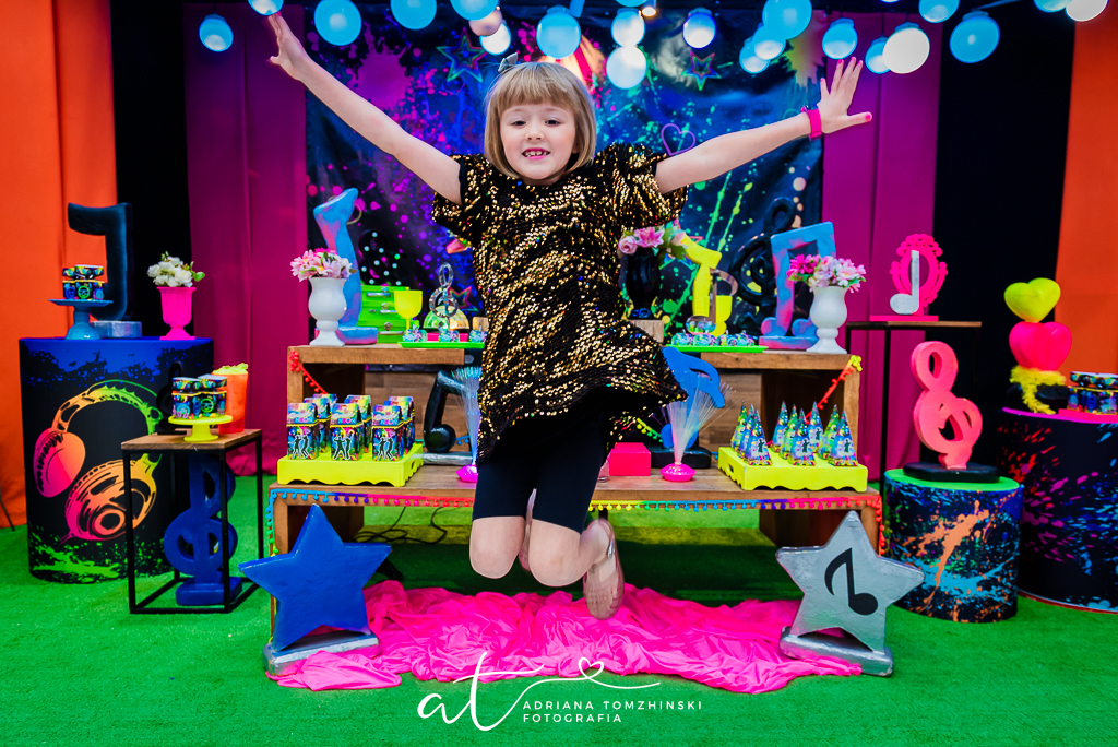 fotografia-festa-infantil-rj, fotografia-de-familia, adriana-tomzhinski-fotografia, foto-aniversario-infantil, fotografo-aniversario-infantil, casa-de-festas-tiktak-botafogo, tema-neon