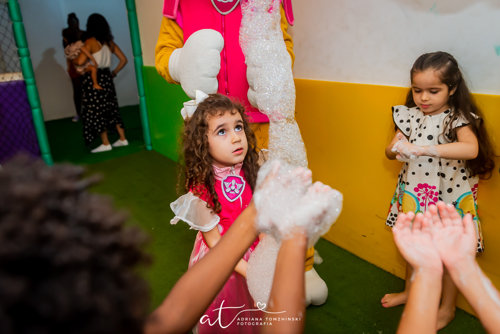 fotografia-festa-infantil-rj, fotografia-de-familia, adriana-tomzhinski-fotografia, foto-aniversario-infantil, fotografo-aniversario-infantil, casa-de-festas-imaginarte-copacabana, tema-patrulha-canina-rosa