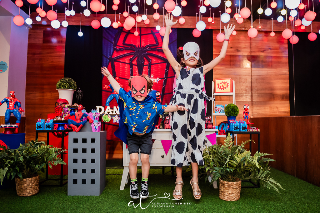 fotografia-festa-infantil-rj, fotografia-de-familia, adriana-tomzhinski-fotografia, foto-aniversario-infantil, fotografo-aniversario-infantil, casa-de-festas-espoleta, tema-homem-aranha-no-aranhaverso