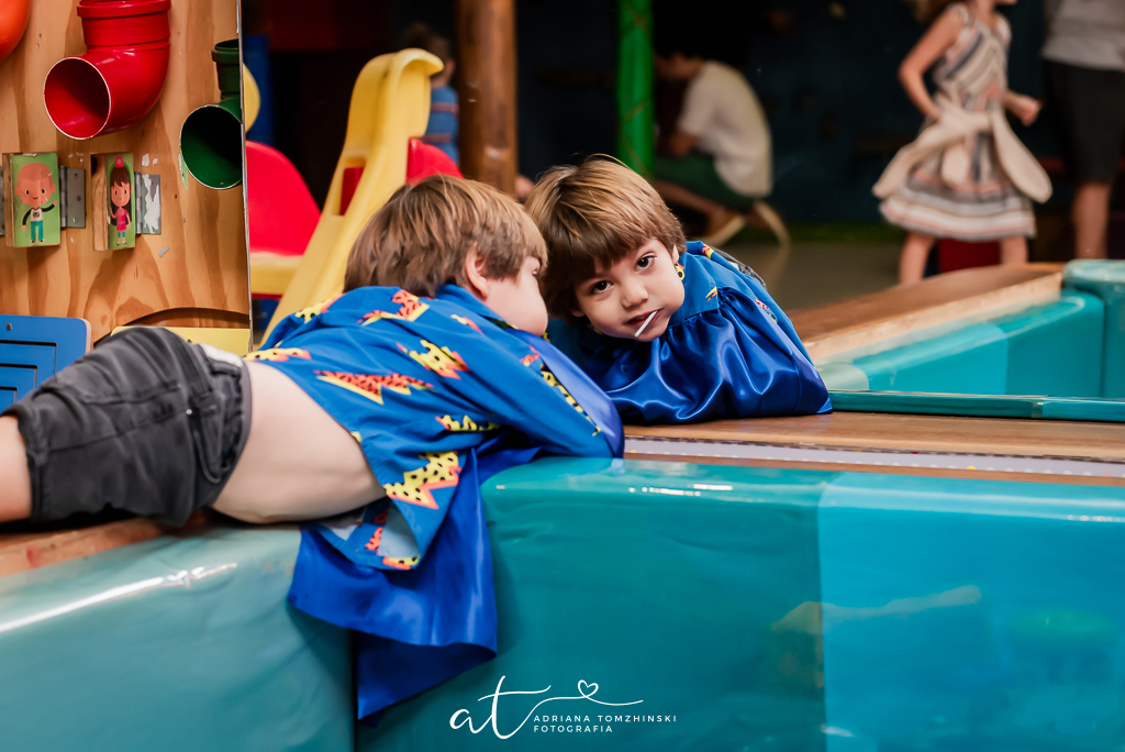 fotografia-festa-infantil-rj, fotografia-de-familia, adriana-tomzhinski-fotografia, foto-aniversario-infantil, fotografo-aniversario-infantil, casa-de-festas-espoleta, tema-homem-aranha-no-aranhaverso