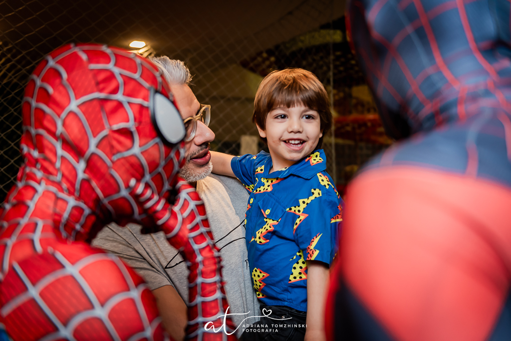 fotografia-festa-infantil-rj, fotografia-de-familia, adriana-tomzhinski-fotografia, foto-aniversario-infantil, fotografo-aniversario-infantil, casa-de-festas-espoleta, tema-homem-aranha-no-aranhaverso
