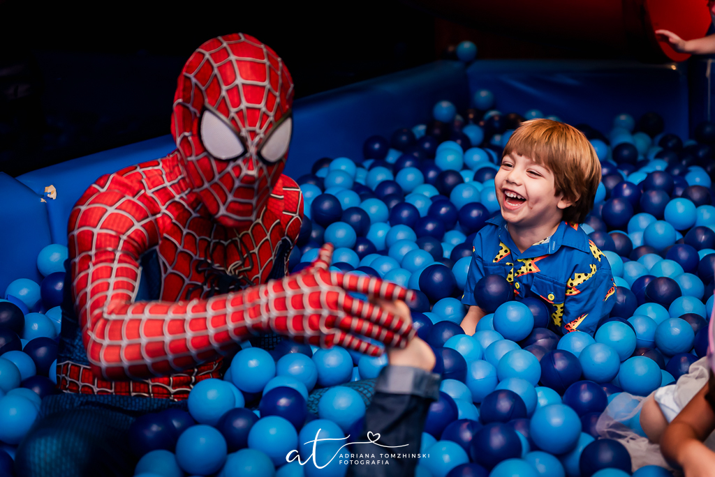fotografia-festa-infantil-rj, fotografia-de-familia, adriana-tomzhinski-fotografia, foto-aniversario-infantil, fotografo-aniversario-infantil, casa-de-festas-espoleta, tema-homem-aranha-no-aranhaverso
