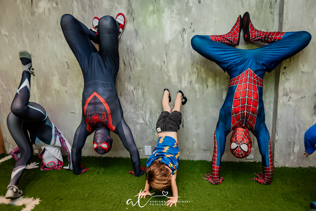 fotografia-festa-infantil-rj, fotografia-de-familia, adriana-tomzhinski-fotografia, foto-aniversario-infantil, fotografo-aniversario-infantil, casa-de-festas-espoleta, tema-homem-aranha-no-aranhaverso