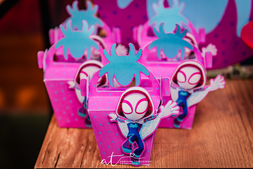 fotografia-festa-infantil-rj, fotografia-de-familia, adriana-tomzhinski-fotografia, foto-aniversario-infantil, fotografo-aniversario-infantil, casa-de-festas-espoleta, tema-homem-aranha-no-aranhaverso