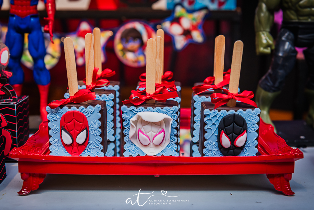 fotografia-festa-infantil-rj, fotografia-de-familia, adriana-tomzhinski-fotografia, foto-aniversario-infantil, fotografo-aniversario-infantil, casa-de-festas-espoleta, tema-homem-aranha-no-aranhaverso