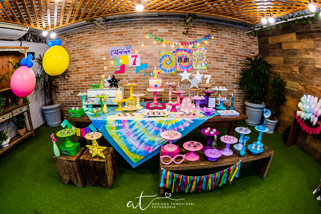 fotografia-festa-infantil-rj, festa-tiedye, tema-tie-dye, fotografia-de-familia, adriana-tomzhinski-fotografia, foto-aniversario-infantil, fotografo-aniversario-infantil, casa-de-festas-espaco-aldeia, barra da tijuca