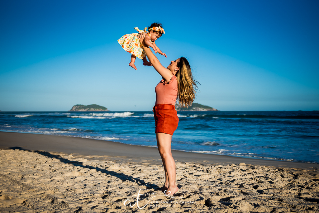ensaio, ensaio na praia, ensaio dia das maes, ensaio ar livre, ensaio luz do dia, golden hour, criança feliz, crianças, ensaio familia