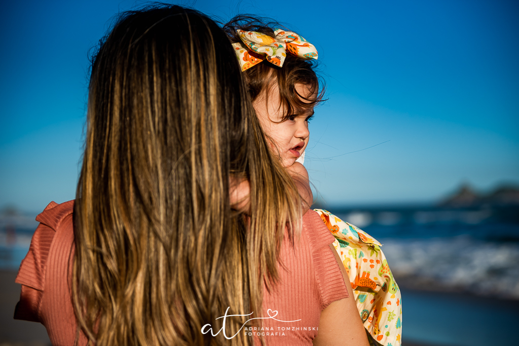ensaio, ensaio na praia, ensaio dia das maes, ensaio ar livre, ensaio luz do dia, golden hour, criança feliz, crianças, ensaio familia