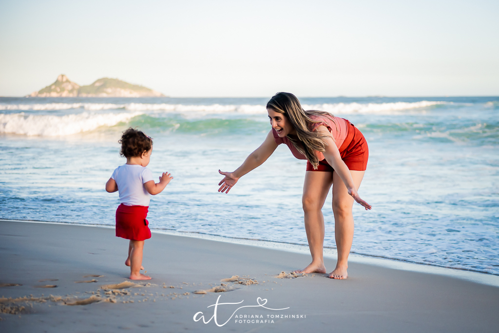 ensaio, ensaio na praia, ensaio dia das maes, ensaio ar livre, ensaio luz do dia, golden hour, criança feliz, crianças, ensaio familia