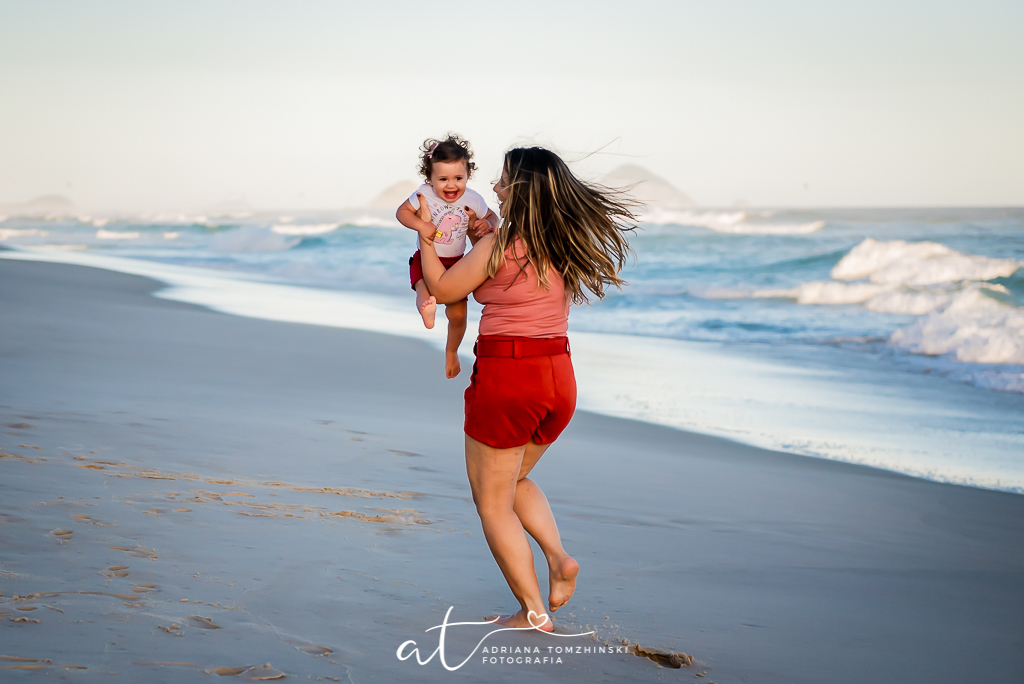 ensaio, ensaio na praia, ensaio dia das maes, ensaio ar livre, ensaio luz do dia, golden hour, criança feliz, crianças, ensaio familia