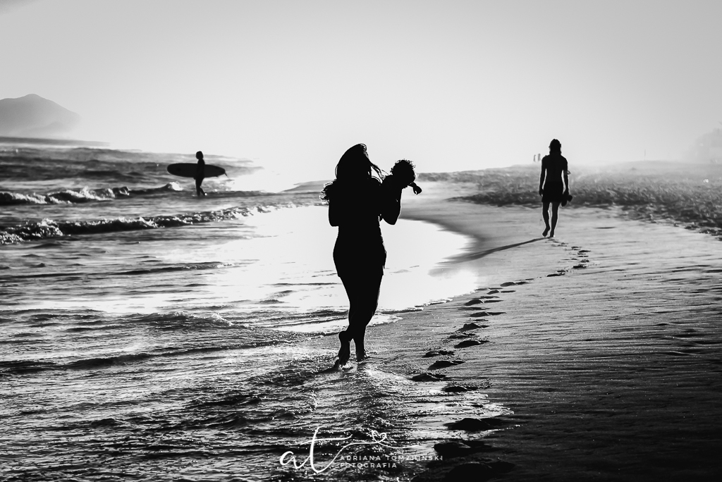 ensaio, ensaio na praia, ensaio dia das maes, ensaio ar livre, ensaio luz do dia, golden hour, criança feliz, crianças, ensaio familia