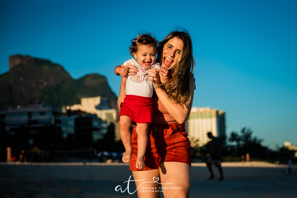 ensaio, ensaio na praia, ensaio dia das maes, ensaio ar livre, ensaio luz do dia, golden hour, criança feliz, crianças, ensaio familia