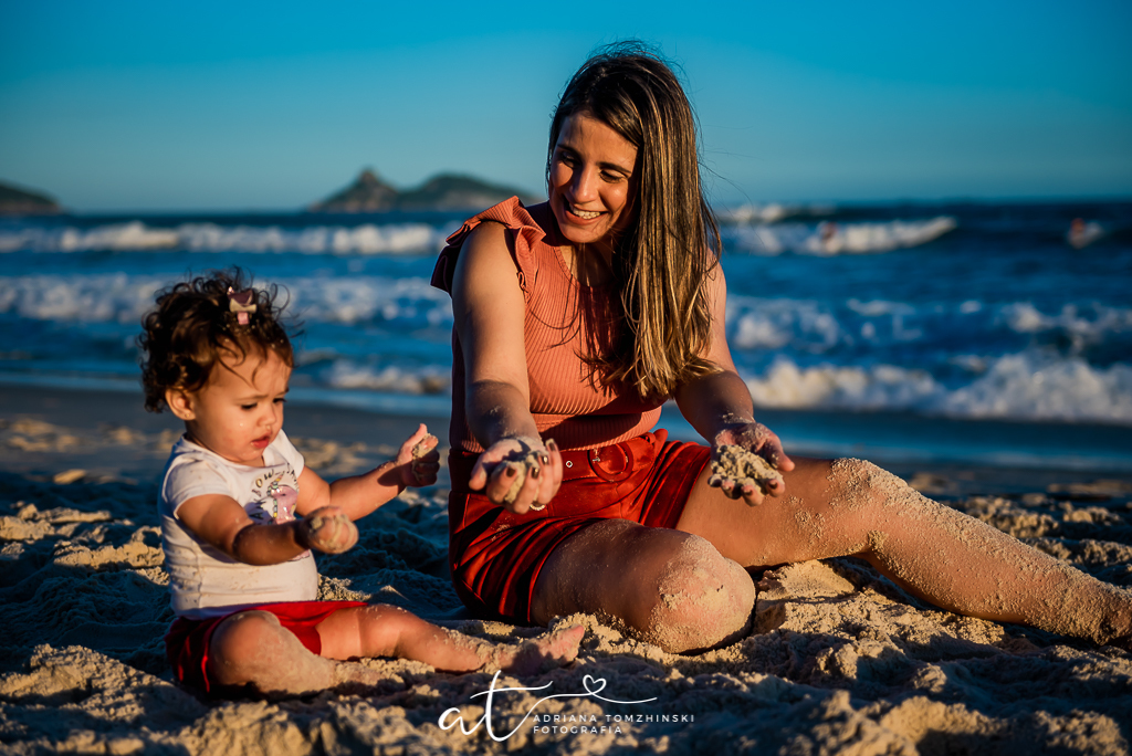ensaio, ensaio na praia, ensaio dia das maes, ensaio ar livre, ensaio luz do dia, golden hour, criança feliz, crianças, ensaio familia
