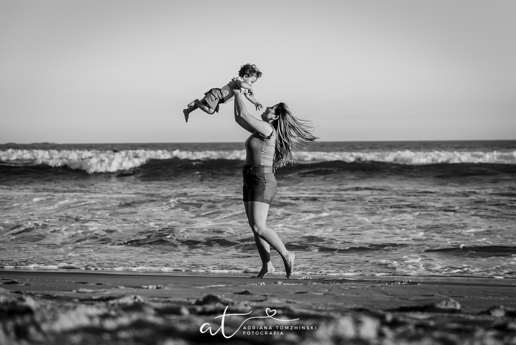 ensaio, ensaio na praia, ensaio dia das maes, ensaio ar livre, ensaio luz do dia, golden hour, criança feliz, crianças, ensaio familia