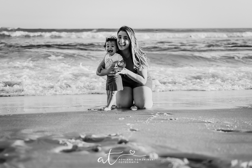 ensaio, ensaio na praia, ensaio dia das maes, ensaio ar livre, ensaio luz do dia, golden hour, criança feliz, crianças, ensaio familia