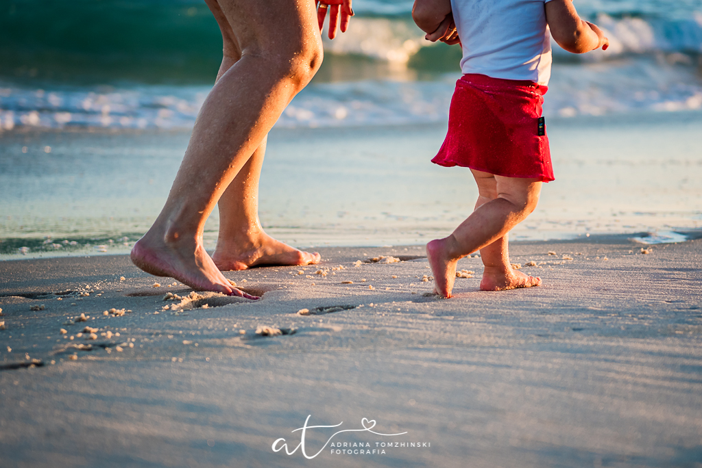 ensaio, ensaio na praia, ensaio dia das maes, ensaio ar livre, ensaio luz do dia, golden hour, criança feliz, crianças, ensaio familia