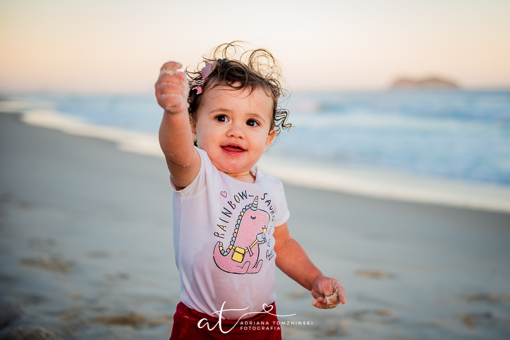 ensaio, ensaio na praia, ensaio dia das maes, ensaio ar livre, ensaio luz do dia, golden hour, criança feliz, crianças, ensaio familia