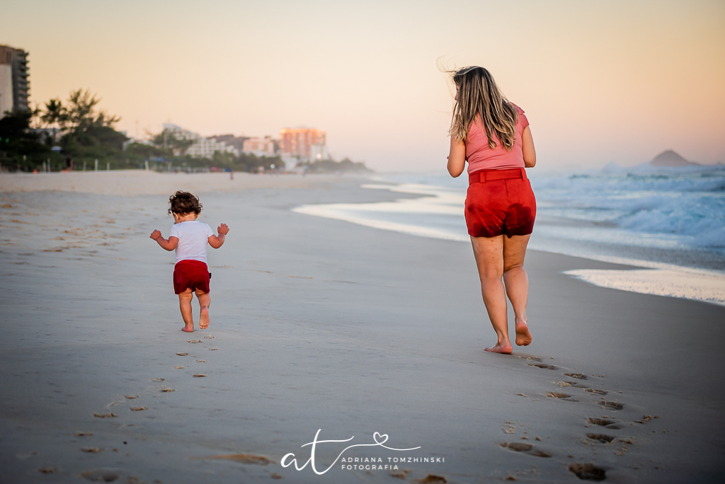 ensaio, ensaio na praia, ensaio dia das maes, ensaio ar livre, ensaio luz do dia, golden hour, criança feliz, crianças, ensaio familia