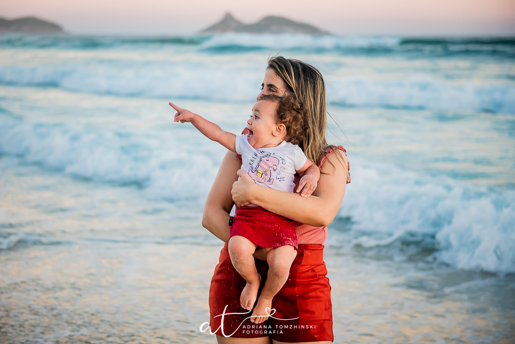 ensaio, ensaio na praia, ensaio dia das maes, ensaio ar livre, ensaio luz do dia, golden hour, criança feliz, crianças, ensaio familia