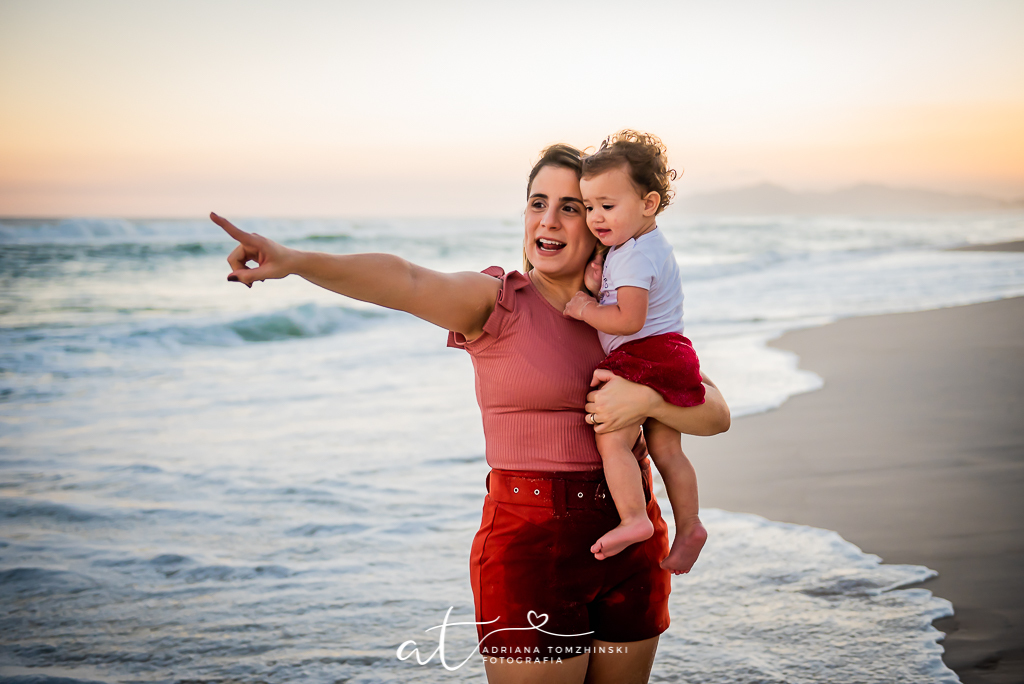 ensaio, ensaio na praia, ensaio dia das maes, ensaio ar livre, ensaio luz do dia, golden hour, criança feliz, crianças, ensaio familia