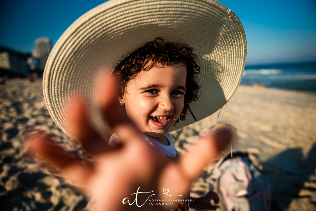 ensaio, ensaio na praia, ensaio dia das maes, ensaio ar livre, ensaio luz do dia, golden hour, criança feliz, crianças, ensaio familia