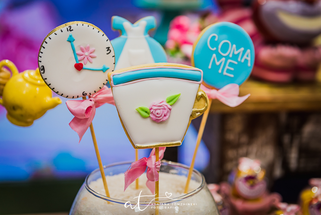 fotografia-festa-infantil-rj, tema-alice-no-pais-das-maravihas, fotografia-de-familia, adriana-tomzhinski-fotografia, foto-aniversario-infantil, fotografo-aniversario-infantil, casa-de-festas-espaco-baoba, tijuca