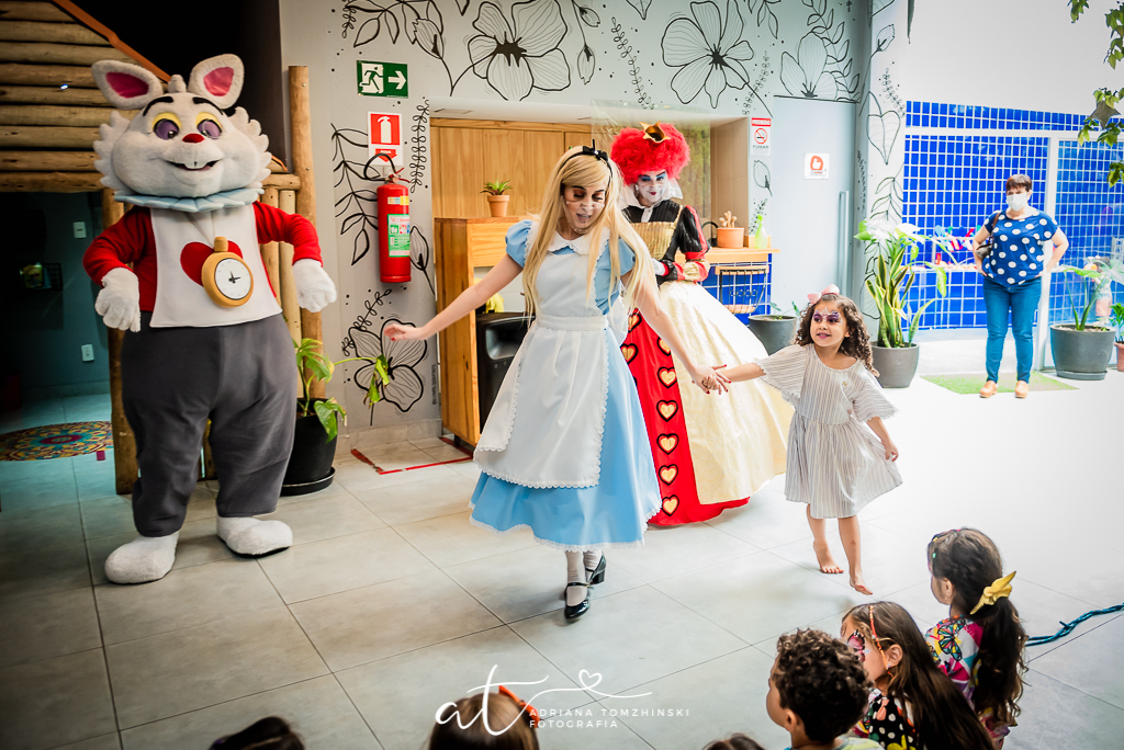 fotografia-festa-infantil-rj, tema-alice-no-pais-das-maravihas, fotografia-de-familia, adriana-tomzhinski-fotografia, foto-aniversario-infantil, fotografo-aniversario-infantil, casa-de-festas-espaco-baoba, tijuca