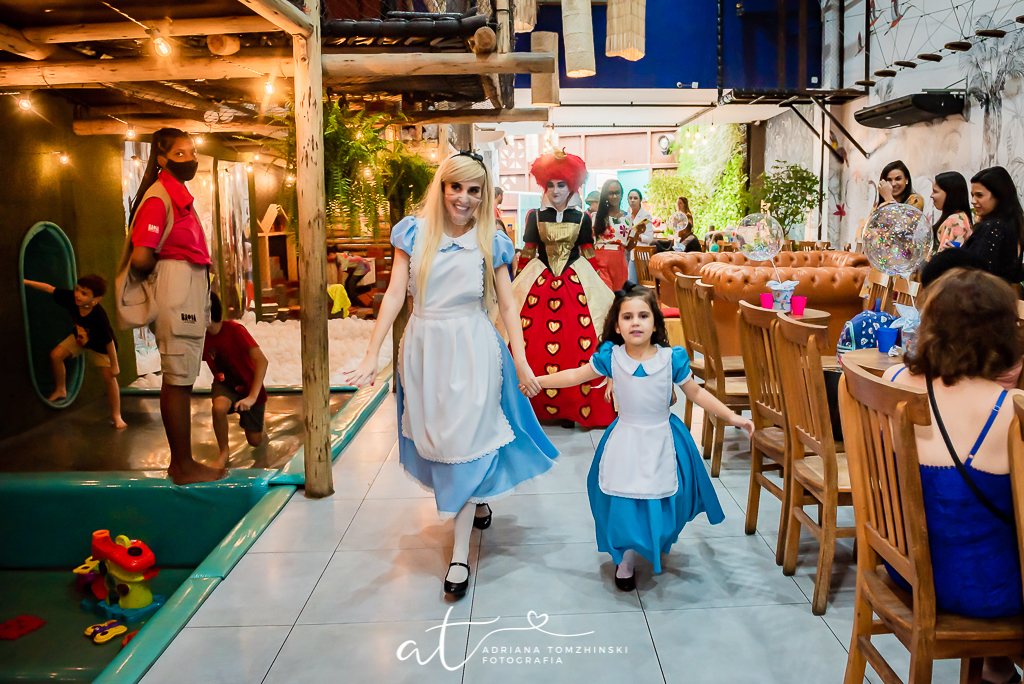 fotografia-festa-infantil-rj, tema-alice-no-pais-das-maravihas, fotografia-de-familia, adriana-tomzhinski-fotografia, foto-aniversario-infantil, fotografo-aniversario-infantil, casa-de-festas-espaco-baoba, tijuca