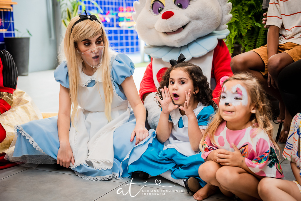 fotografia-festa-infantil-rj, tema-alice-no-pais-das-maravihas, fotografia-de-familia, adriana-tomzhinski-fotografia, foto-aniversario-infantil, fotografo-aniversario-infantil, casa-de-festas-espaco-baoba, tijuca